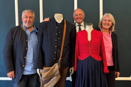 Komponist Shane Woodborne, Gesamtleiter Hans Köhl und Regisseurin Gerda Gratzer mit den Kostümen von Josef und Maria. 