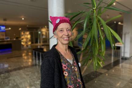 Gerti Mayer engagiert sich bei den Omas gegen rechts. Die Strickhaube ist das Erkennungssymbol des Vereins. 