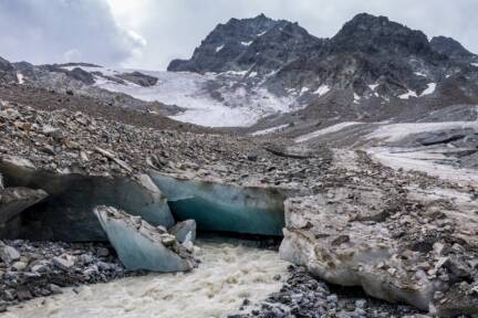 Auf schmutzigen, verinselten Resteisflächen geht die Schmelze schnell 
