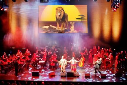 Die magische Musik von Sir Elton John und Hans Zimmer. 