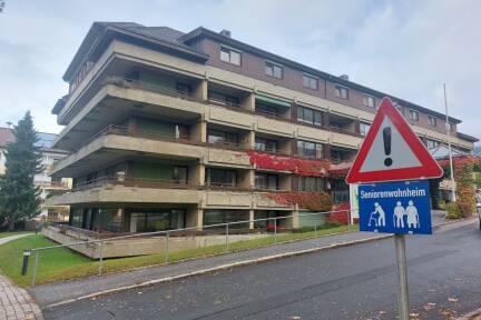 Das Seniorenwohnhaus wurde Anfang der 1970er-Jahre gebaut und ist nicht mehr zeitgemäß. 
