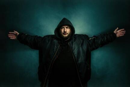 David Scheid macht in 'The Kabarettist' große Themen auf 