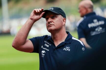 Obwohl er die Vorgabe, auf Talente zu bauen, umsetzt, steht Saalfelden-Trainer Florian Klausner in der Kritik.  