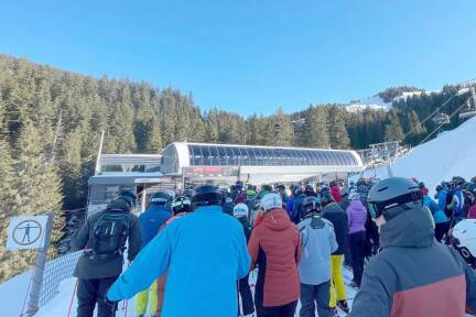 Menschtrauben am Lift: Das Bild wurde im Jänner 2025 in Söll am Wilden Kaiser aufgenommen.  