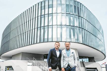 Das „Helix“ beim Europark wurde 2025 fertiggestellt. Im Bild: Hans-Dieter Girlinger (Planquadrat) und Markus Eberharter (Mayweg).  