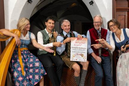 Die Flachgauer Musikanten: Waltraud Stögner (Harfe), Christian Simmeth (Trompete), Markus Helminger (Harmonika), Karl Müller (Klarinette), Katharina Pföss (Klarinette). 
