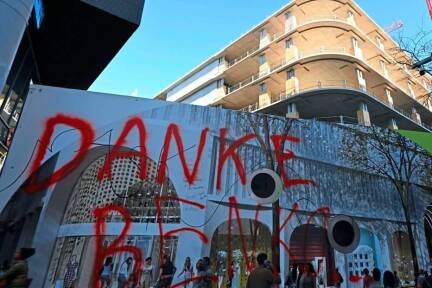 Vor allem in Österreich wohl am bekanntesten: Das geplante Kaufhaus „Lamarr“ in der Mariahilfer Straße in Wien. Der neue Eigentümer plant einen Teilabriss. Hier hat sich eine gewisse öffentliche Frustration in Form eines Graffitos Raum verschafft.  