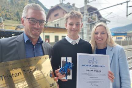 Norbert, Tristan und Maria Trigler am Bahnsteig in Bad Hofgastein, wo sich auf dem Dach des Bahnhofs die nach Tristan benannte Mobilfunkantenne befindet. 