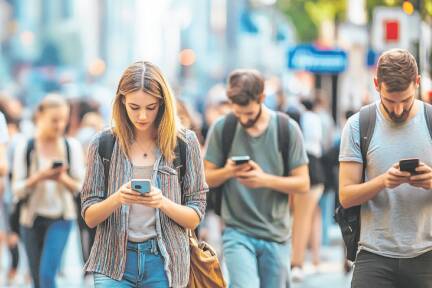 Jeder schaut gebannt auf den Bildschirm des Smartphones – für das Konzentrationsvermögen ist das Gift. 