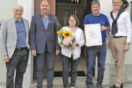 Im Bild von links: Dechant Christian Schreilechner, Kommissär Christian Bernhofer, Angelika und Werner Waldmann und Bgm. Wolfgang Pfeifenberger. 