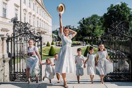 Bilder mit Werbewert: Zum Jubiläum hat die Salzburg Land Tourismus Gesellschaft berühmte Szenen aus „The Sound of Music“ nachempfunden. 