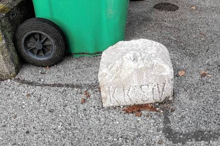 Einasphaltiert in Salzburg-Nonntal.  