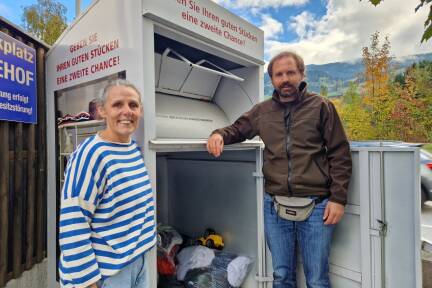 Geschäftsführerin Daniela Christian und Reinhard Reischl, Leiter der ReUse-Abteilung, vor einem der Sammelcontainer. Geschäftsführerin Daniela Christian und Reinhard Reischl, Leiter der ReUse-Abteilung, vor einem der Sammelcontainer.  