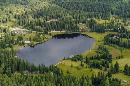 Der dunkle See ist ideal für Spiegelungen. Ohne diese gäbe es kein Preberschießen. 