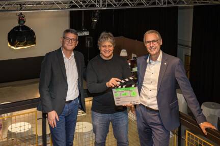 Stolz auf die neue Filmproduktionshalle: Hilmar Linder (Departmentleiter Creative Technologies), Till Fuhrmeister (Studiengangsleiter MultiMediaArt) und Dominik Engel (Rektor der Fachhochschule).  