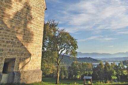 Ein herrlicher Blick bietet sich von St. Koloman aus auf den Waginger See und die Berge.   