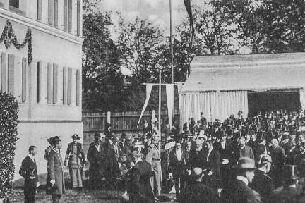 Zahlreiche Festgäste, unter ihnen Prinz Ludwig III. von Bayern, kamen am 6. Dezember 1912 zur Eröffnung des ersten deutschen Kaufmanns-Erholungsheims nach Traunstein. 