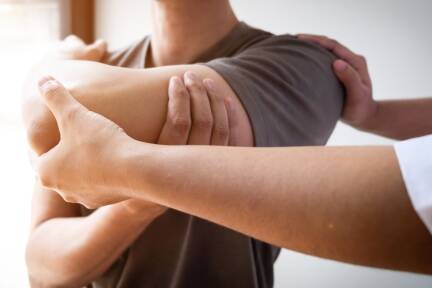 Für die Patientinnen und Patienten wäre optimal, wenn alles Hand in Hand ginge – oder Arm in Arm. 