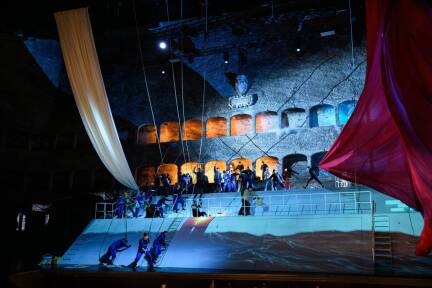 Szene aus „Der fliegende Holländer“ in der Felsenreitschule 
