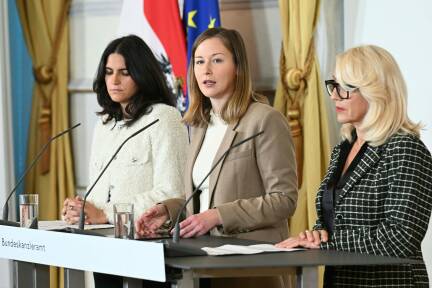 Ministerin Plakolm (ÖVP) flankiert von den beiden Integrationsexpertinnen Sonia Koul (links) und Emina Saric (rechts). 