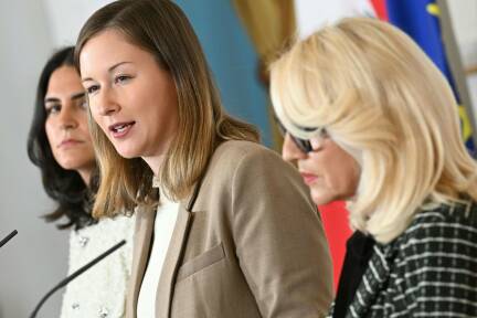 Integrationsministerin Claudia Plakolm (ÖVP, Mitte).  