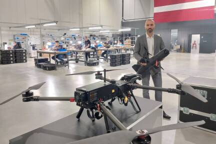 Agris Kipurs ist Co-Gründer von Origin Robotics in Riga. Das Unternehmen wirbt mit Drohnen für Präzisionsangriffe (vorn) und zur Abwehr von Kampfdrohnen. In den Systemen wird auch künstliche Intelligenz eingesetzt. 