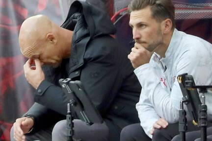Thomas Letsch (l.) und sein „Co“ Kai Hesse mussten auf der Trainerbank leiden. 