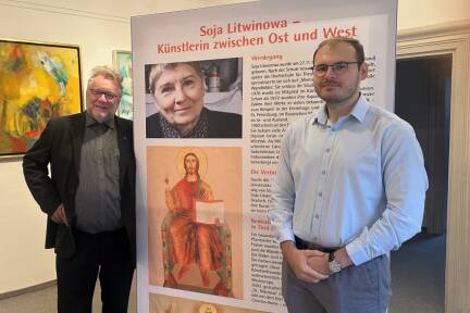 Propst Nikolaus Erber und Museumsleiter Vlad Cotuna (r. , hier kurz vor der Eröffnung einer Sonderausstellung) freuen sich, dass nun auch im Stiftsmuseum in Mattsee die Digitalisierung Einzug gehalten hat.  