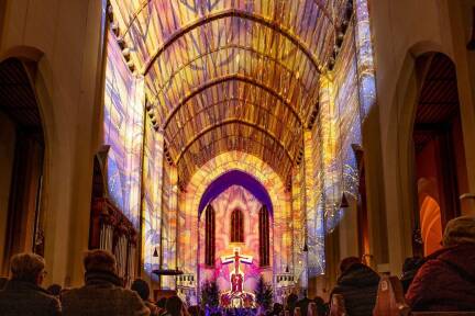 Die Kirche St. Andrä erstrahlt unter den beeindruckenden Lichtprojektionen  