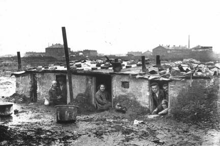 Elendsquartiere in Wien,1930. Experten beschreiben in mehreren neu erschienenen Büchern, dass es für uns auch anders hätte kommen können – Wohlstand, Sicherheit und Demokratie waren nicht vorgezeichnet.  