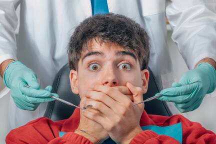 Dentalphobie – also die Angst vorm Zahnarzt – ist weit verbreitet und betrifft alle Altersgruppen. Doch es gibt hilfreiche Strategien dagegen. 