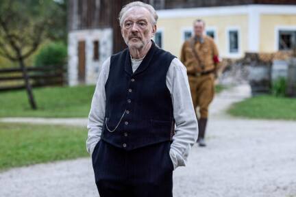 Im TV-Film „Sturm kommt auf“ spielt Josef Hader den jüdischen Schuster Julius Kraus, der nach dem Ersten Weltkrieg in einem kleinen Dorf in Bayern lebt.  