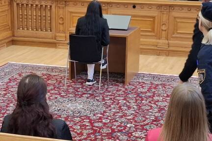 Die drei angeklagten Frauen zum Prozessauftakt. Die vorn3 auf dem Angeklagtenstuhl sitzende Rumänin wurde schließlich zu sechs Jahren unbedingter Haft verurteilt - nicht rechtskräftig.  
