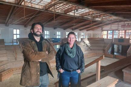 Die Veranstalter Florian Schwarzenbacher und Sabine Maierhofer in der Versteigerungshalle des Rinderzuchtverbands in Maishofen. 