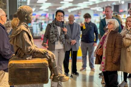 Das Denkmal erinnert an Kindertransporte aus Wien während der NS-Zeit. 