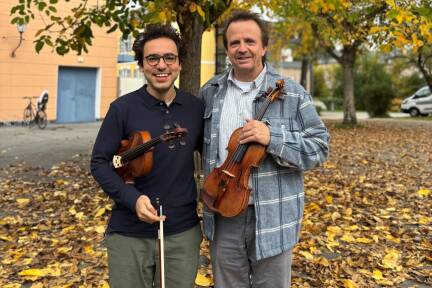 Pouria Osanlou und Frank Stadler spielen gemeinsam Weinberg. 
