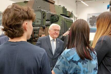 Der deutsche Bundespräsident Frank-Walter Steinmeier im Gespräch mit der Belegschaft von Rheinmetall. 