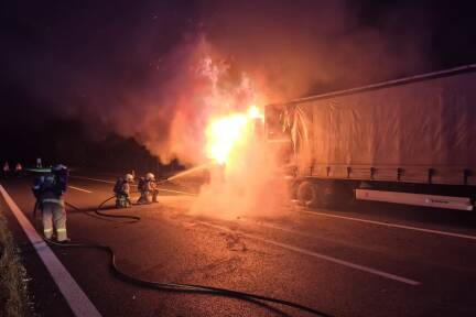 Zu einem brennenden Lkw waren am Donnerstag kurz vor sechs Uhr in der Früh Einsatzkräfte aus Eugendorf und Thalgau gerufen worden. 