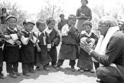 Hermann Gmeiner bei einem Besuch in einem SOS-Kinderdorf in Nordindien. 