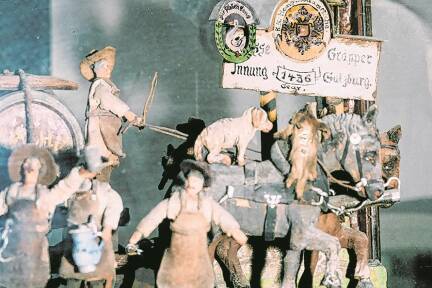 Obacht auf das Aushängeschild der „Blauen Gans“ neben dem Innungsschild.  