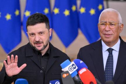 Beim EU-Gipfel am Donnerstag in Brüssel: Selenskyj und Ratspräsident António Costa hoffen, dass sich Putin von den neuen US-Maßnahmen gegen russische Ölkonzerne aufhalten lässt. Die 20 EU-Sanktionspakete reichten dafür bisher nicht aus. 