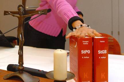 Ein Schöffengericht verurteilte den jungen, vorbestraften Räuber zu zweieinhalb Jahren unbedingter Haft (Symbolbild). 