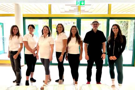 Das Sauna Team von links nach rechts: Stefanie Eberhardt, Mirsada Pivic, Erika Wohlsein, Sabine Capliez, Christina Feiersinger, Saunapächter David Herzog und Injoy-Geschäftsführerin Karin Kühr. 