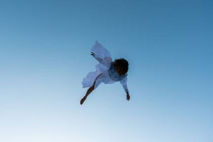 Cirque Le Roux bringen als Erfinder und Meister des Cinema- Circus atemberaubende Akrobatik und filmische Ästhetik auf die Bühne. 