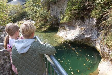 Mitten im Zentrum von Ebenau bietet sich ein beeindruckendes Naturschauspiel. 