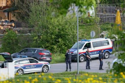 Polizisten am Tag nach der schrecklichen Bluttat im Tatortbereich - ein Parkplatz in Maria Alm. 