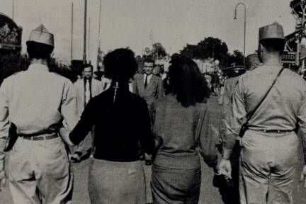 Junge Frauen mit US-Soldaten.  