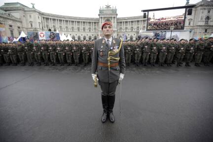 Soldaten werden am Heldenplatz angelobt. 