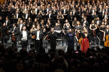 Standing Ovations für Orchester und Chor der Philharmonie Salzburg, Solisten und Dirigentin Elisabeth Fuchs im Großen Festspielhaus. 
