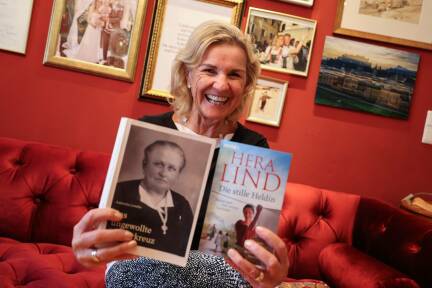 Hera Lind mit ihrem neuen Buch „Die stille Heldin“ und der biografischen Vorlage „Das ungewollte Mutterkreuz“ dazu. 